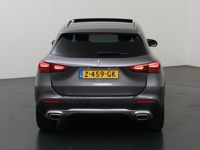 Mercedes-Benz GLA-KLASSE 180 Luxury Line | Panoramadak | Keyless | Multibeam | Stoelverwarming | Getint glas |