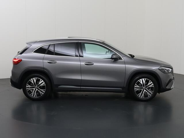 Mercedes-Benz GLA-KLASSE 180 Luxury Line | Panoramadak | Keyless | Multibeam | Stoelverwarming | Getint glas |