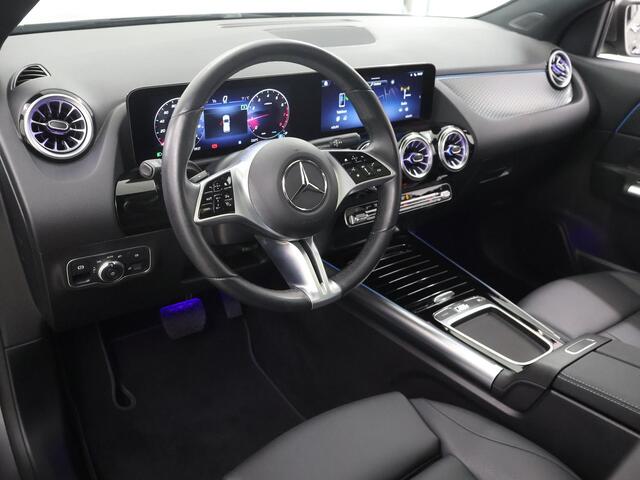 Mercedes-Benz GLA-KLASSE 180 Luxury Line | Panoramadak | Keyless | Multibeam | Stoelverwarming | Getint glas |