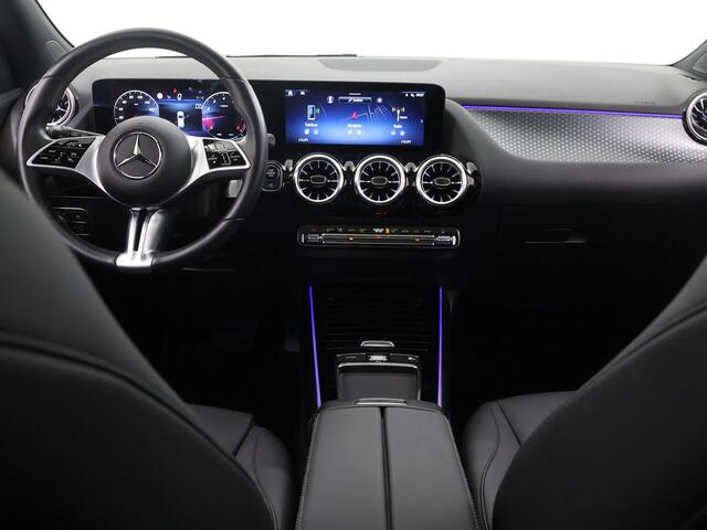Mercedes-Benz GLA-KLASSE 180 Luxury Line | Panoramadak | Keyless | Multibeam | Stoelverwarming | Getint glas |