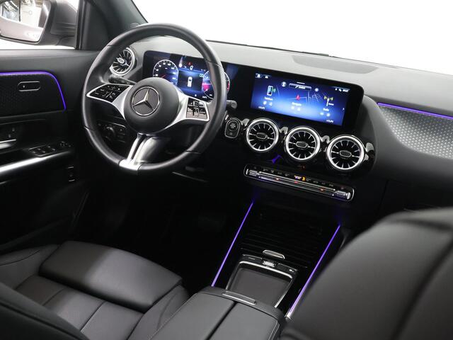Mercedes-Benz GLA-KLASSE 180 Luxury Line | Panoramadak | Keyless | Multibeam | Stoelverwarming | Getint glas |