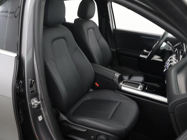 Mercedes-Benz GLA-KLASSE 180 Luxury Line | Panoramadak | Keyless | Multibeam | Stoelverwarming | Getint glas |