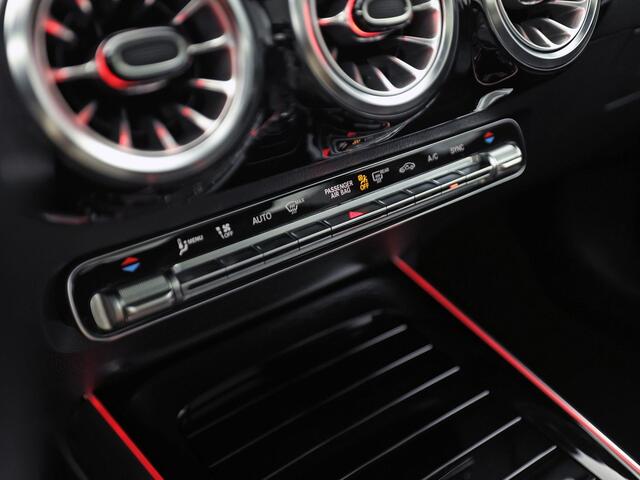 Mercedes-Benz GLA-KLASSE 200 AMG Sport 163Pk Automaat (PANORAMADAK, GROOT NAVI, SFEERVERLICHTING, CAMERA, SPORTSTOELEN, STOELVERWARMING, GETINT GLAS, NIEUWSTAAT)