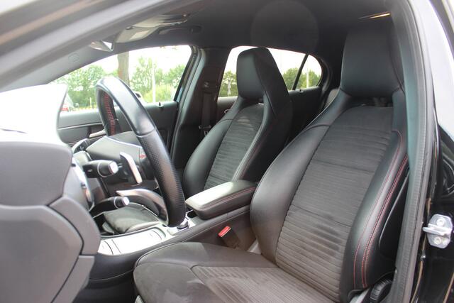 Mercedes-Benz GLA-KLASSE 180 Business Solution AMG Night Upgrade / Camera / Apple CarPlay / 19'' / Half leder / Navigatie / Getint glas / Stoelverwarming / Cruise Control