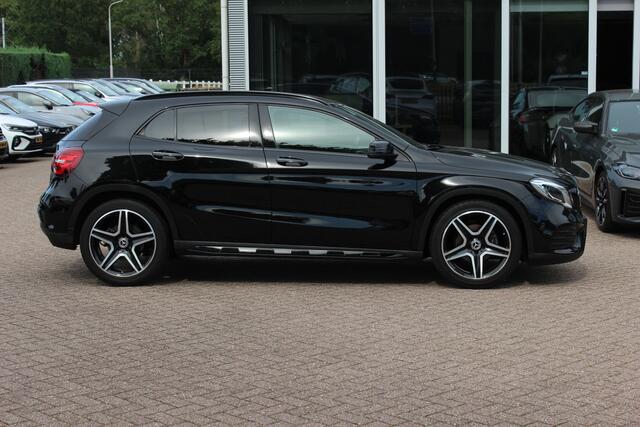 Mercedes-Benz GLA-KLASSE 180 Business Solution AMG Night Upgrade / Camera / Apple CarPlay / 19'' / Half leder / Navigatie / Getint glas / Stoelverwarming / Cruise Control