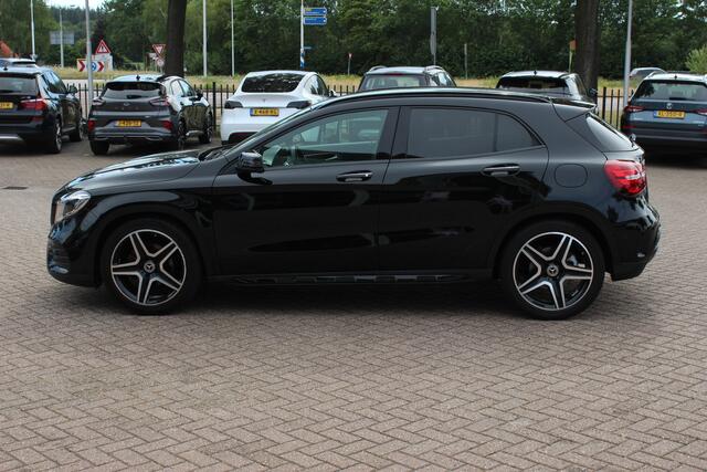 Mercedes-Benz GLA-KLASSE 180 Business Solution AMG Night Upgrade / Camera / Apple CarPlay / 19'' / Half leder / Navigatie / Getint glas / Stoelverwarming / Cruise Control