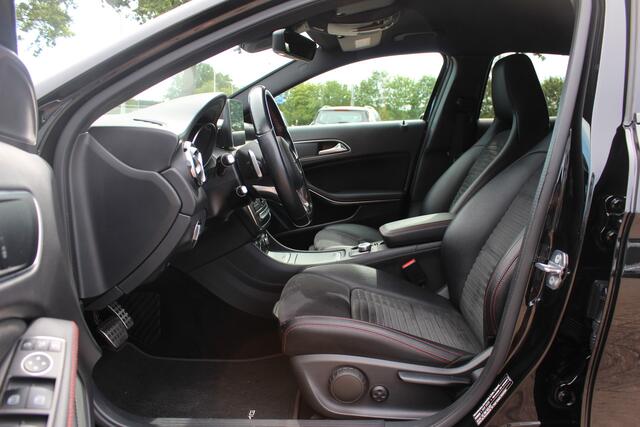 Mercedes-Benz GLA-KLASSE 180 Business Solution AMG Night Upgrade / Camera / Apple CarPlay / 19'' / Half leder / Navigatie / Getint glas / Stoelverwarming / Cruise Control