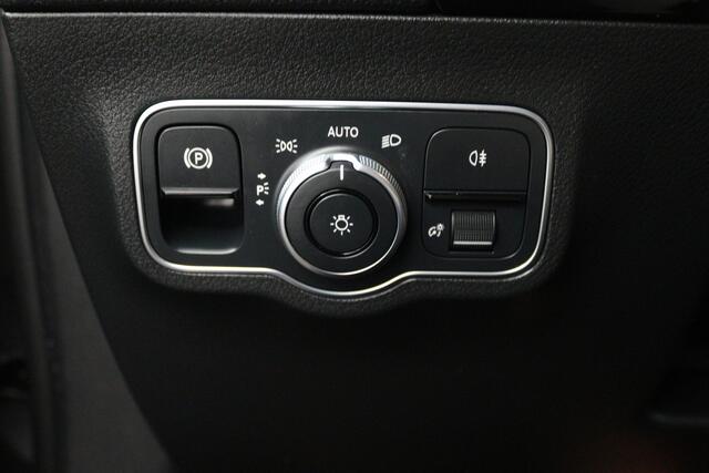 Mercedes-Benz GLA-KLASSE 250 e Progressive (SFEERVERLICHTING, STOELVERWARMING, NAVIGATIE, PARKEERSENSOREN)