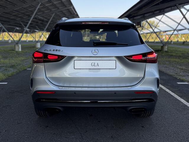 Mercedes-Benz GLA-KLASSE 250e 140 Years Edition | AMG line | Night | Panoramadak | Trekhaak | Sfeerverlichting | Stoelverwarming | Multibeam LED |