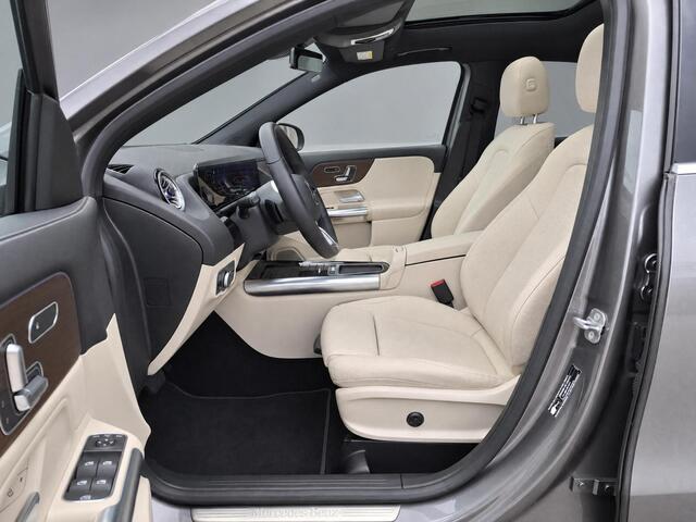 Mercedes-Benz GLA-KLASSE 180 Star Edition Luxury Line | Panoramadak | Trekhaak Wegklapbaar | Memory Pakket | Achteruitrijcamera | Sfeerverlichting | Stoelverwarming | Dodehoekassistentie | Multibeam LED | Keyless-GO | Elektrisch Bedienbare Achterklep