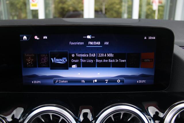 Mercedes-Benz GLA-KLASSE 250 e AMG Line | PANORAMISCH SCHUIF/KANTEL DAK | SFEER VERLICHTING | ELEKTRISCH BEDIENBARE VOORSTOELEN MET GEHEUGENFUNCTIE EN "ZITKINEMATICA" | DRAADLOZE APPLE CARPLAY/ANDROID AUTO | NIGHT PAKKET: DAKRELING ZWART, ZIJRUITEN EN ACHTERRUITEN ZWART, LICHTMETALEN VELGEN 19" ZWART | HEAD UP DISPLAY | REALITY-NAVIGATIE | 360° CAMERA | MULTI BEAM LED KOPLAMPEN | DODEHOEK DETECTIE | ADAPTIVE CRUISE CONTROL | KEYLESS GO | ELEKTRISCH BEDIENBARE ACHTERKLEP | DRAADLOZE TELEFOONLADER | PREMIUM AUDIO | STOEL VERWARMING |