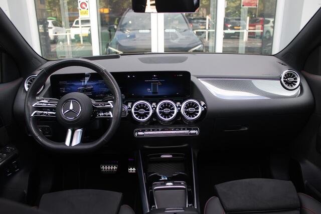 Mercedes-Benz GLA-KLASSE 250 e AMG Line | PANORAMISCH SCHUIF/KANTEL DAK | SFEER VERLICHTING | ELEKTRISCH BEDIENBARE VOORSTOELEN MET GEHEUGENFUNCTIE EN "ZITKINEMATICA" | DRAADLOZE APPLE CARPLAY/ANDROID AUTO | NIGHT PAKKET: DAKRELING ZWART, ZIJRUITEN EN ACHTERRUITEN ZWART, LICHTMETALEN VELGEN 19" ZWART | HEAD UP DISPLAY | REALITY-NAVIGATIE | 360° CAMERA | MULTI BEAM LED KOPLAMPEN | DODEHOEK DETECTIE | ADAPTIVE CRUISE CONTROL | KEYLESS GO | ELEKTRISCH BEDIENBARE ACHTERKLEP | DRAADLOZE TELEFOONLADER | PREMIUM AUDIO | STOEL VERWARMING |