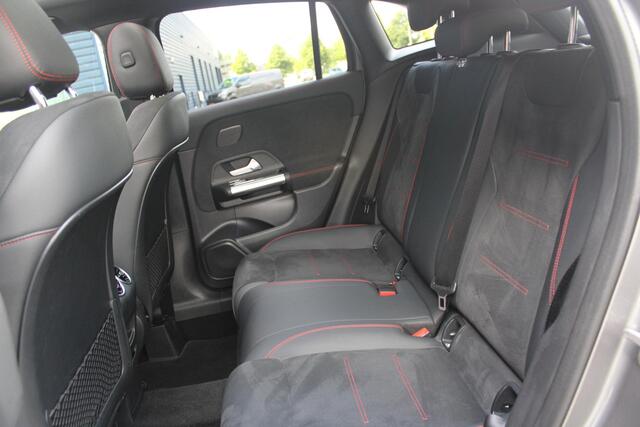 Mercedes-Benz GLA-KLASSE 250 e AMG Line | PANORAMISCH SCHUIF/KANTEL DAK | SFEER VERLICHTING | ELEKTRISCH BEDIENBARE VOORSTOELEN MET GEHEUGENFUNCTIE EN "ZITKINEMATICA" | DRAADLOZE APPLE CARPLAY/ANDROID AUTO | NIGHT PAKKET: DAKRELING ZWART, ZIJRUITEN EN ACHTERRUITEN ZWART, LICHTMETALEN VELGEN 19" ZWART | HEAD UP DISPLAY | REALITY-NAVIGATIE | 360° CAMERA | MULTI BEAM LED KOPLAMPEN | DODEHOEK DETECTIE | ADAPTIVE CRUISE CONTROL | KEYLESS GO | ELEKTRISCH BEDIENBARE ACHTERKLEP | DRAADLOZE TELEFOONLADER | PREMIUM AUDIO | STOEL VERWARMING |