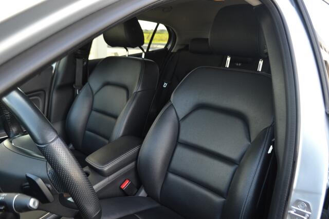 Mercedes-Benz GLA-KLASSE 180 Automaat | Leer | Carplay | Stoelverw. | Navigatie | Achteruitrijcamera | Trekhaak |