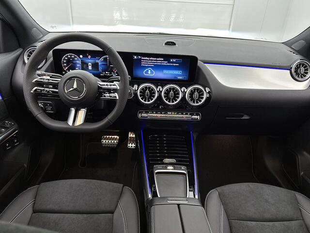 Mercedes-Benz GLA-KLASSE 250 e 140 Year Edition | Plus pakket | Nightpakket | Trekhaak | Panoramaschuifdak | 20" multispaaks lichtmetalen velgen | Warmtewerend, donkergetint glas |