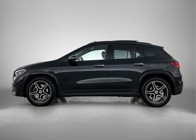 Mercedes-Benz GLA-KLASSE 180 Business Solution AMG | Premium Plus pakket | Nightpakket | Trekhaak | Panoramaschuifdak | GUARD 360 ° Plus | DISTRONIC | 360° camera | 19" vijf-dubbelspaaks AMG velgen |