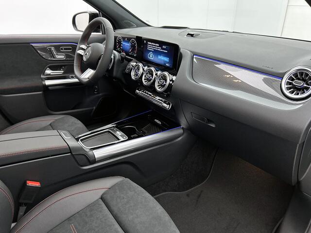 Mercedes-Benz GLA-KLASSE 180 Business Solution AMG | Premium Plus pakket | Nightpakket | Trekhaak | Panoramaschuifdak | GUARD 360 ° Plus | DISTRONIC | 360° camera | 19" vijf-dubbelspaaks AMG velgen |
