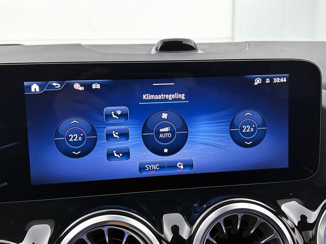 Mercedes-Benz GLA-KLASSE 180 Business Solution AMG | Premium Plus pakket | Nightpakket | Trekhaak | Panoramaschuifdak | GUARD 360 ° Plus | DISTRONIC | 360° camera | 19" vijf-dubbelspaaks AMG velgen |