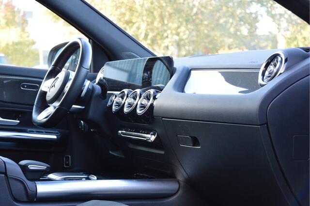 Mercedes-Benz GLA-KLASSE 200 AMG Line PANORAMADAK | DISTRONIC | SFEERVERLICHTING | TREKHAAK | CAMERA | DAB | LED | ENZ