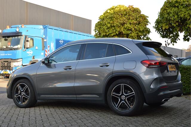 Mercedes-Benz GLA-KLASSE 200 AMG Line PANORAMADAK | DISTRONIC | SFEERVERLICHTING | TREKHAAK | CAMERA | DAB | LED | ENZ