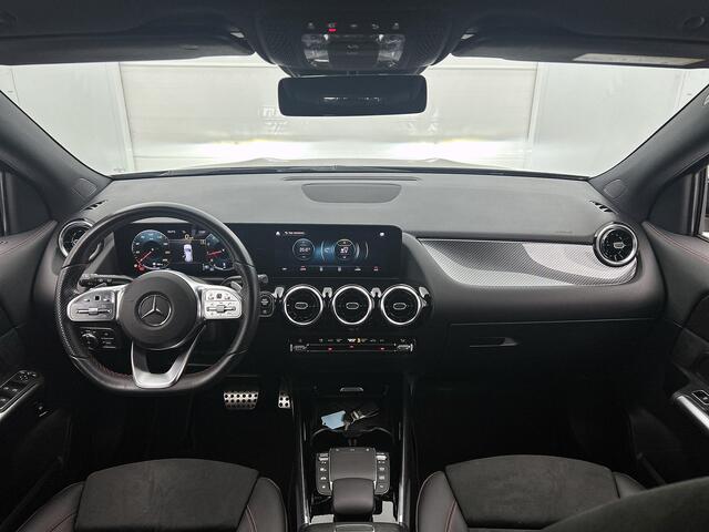 Mercedes-Benz GLA-KLASSE 200 AMG line | Trekhaak | Alarm scm 3 | Dodehoek assistent | Stoelverwarming | Achteruitrijcamera | Spiegel pakket Inclusief 24 maanden Mercedes-Benz Certified garantie voor Europa.