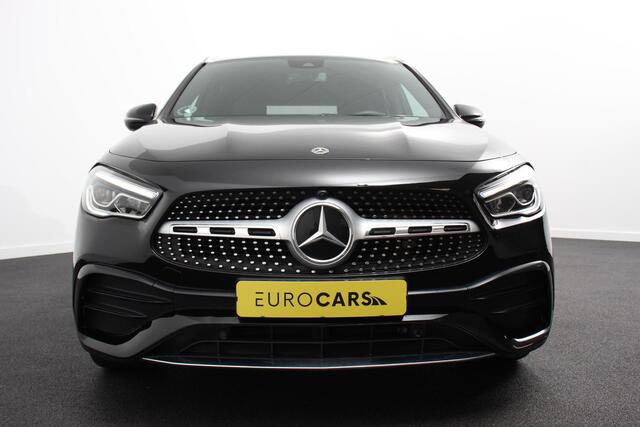 Mercedes-Benz GLA-KLASSE 200 Automaat AMG Line Navigatie Climate Control Camera Parkeer sensoren Stoelverwarming Electrisch bedienbare achterklep Dab Led Sfeerverlichting Extra Getint Glas
