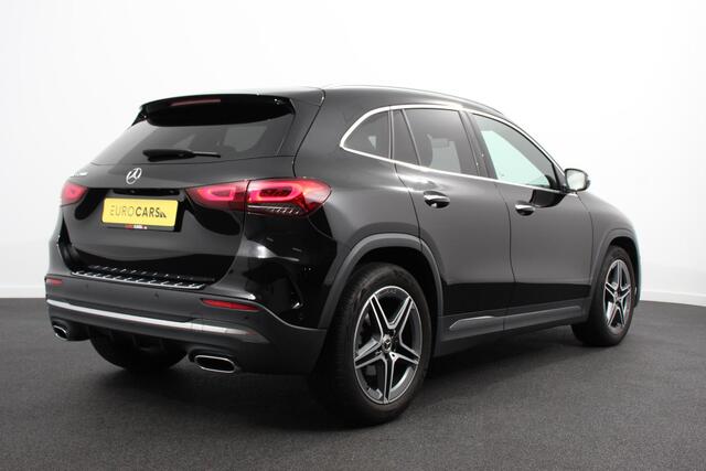 Mercedes-Benz GLA-KLASSE 200 Automaat AMG Line Navigatie Climate Control Camera Parkeer sensoren Stoelverwarming Electrisch bedienbare achterklep Dab Led Sfeerverlichting Extra Getint Glas