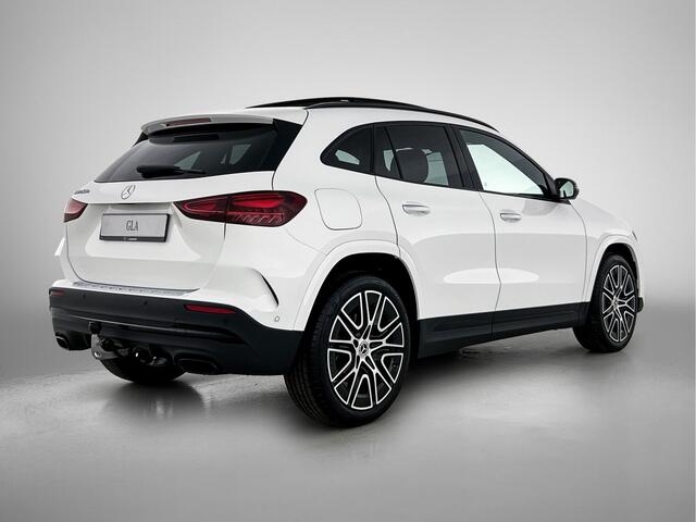 Mercedes-Benz GLA-KLASSE 250 e 140 Year Edition | Plus pakket | Nightpakket | Trekhaak | Panoramaschuifdak | 360° camera | 20" tien-dubbelspaaks AMG velgen | Warmtewerend, donkergetint glas |