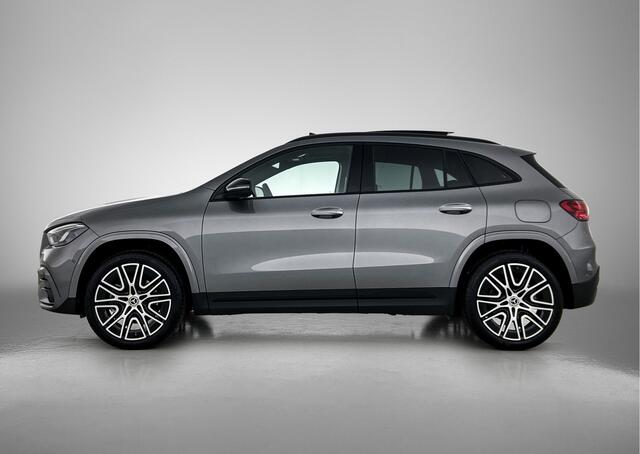 Mercedes-Benz GLA-KLASSE 250 e 140 Year Edition | Plus pakket | Nightpakket | Parkeerpakket | Panoramaschuifdak | 20" tien-dubbelspaaks AMG velgen | Warmtewerend, donkergetint glas |