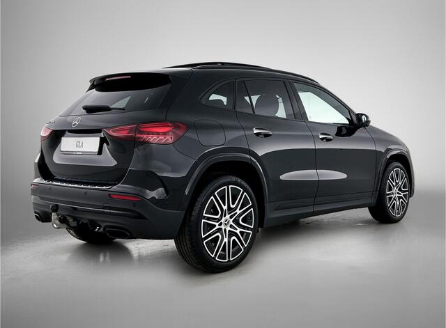 Mercedes-Benz GLA-KLASSE 250 e 140 Year Edition | Premium Plus pakket | Nightpakket | Parkeerpakket | Trekhaak | Panoramaschuifdak | 360° camera | 20" tien-dubbelspaaks AMG velgen | Warmtewerend, donkergetint glas |