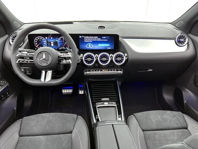 Mercedes-Benz GLA-KLASSE 250 e 140 Year Edition | Premium Plus pakket | Nightpakket | Parkeerpakket | Trekhaak | Panoramaschuifdak | 360° camera | 20" tien-dubbelspaaks AMG velgen | Warmtewerend, donkergetint glas |