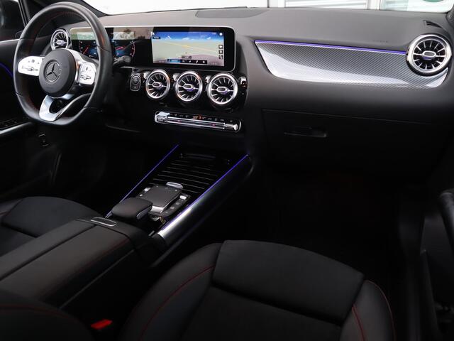 Mercedes-Benz GLA-KLASSE 200 Business Solution AMG l Trekhaak l Panoramadak l Stoelverwarming