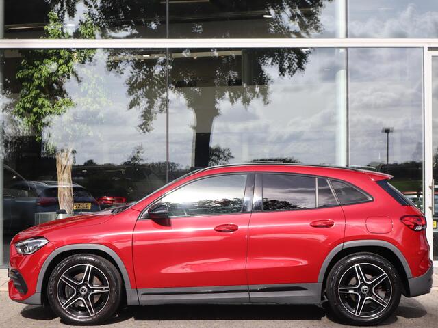Mercedes-Benz GLA-KLASSE 200 Business Solution AMG l Trekhaak l Panoramadak l Stoelverwarming