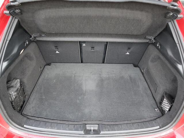 Mercedes-Benz GLA-KLASSE 200 Business Solution AMG l Trekhaak l Panoramadak l Stoelverwarming