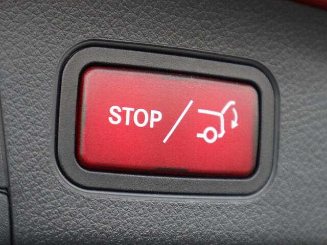 Mercedes-Benz GLA-KLASSE 200 Business Solution AMG l Trekhaak l Panoramadak l Stoelverwarming