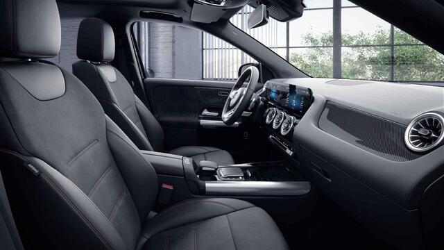 Mercedes-Benz GLA-KLASSE 200 AMG Line | Night | Trekhaak | Panoramadak | Widescreen | Stoelverwarming | Sfeerverlichting | Achteruitrijcamera |