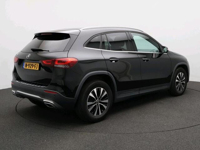 Mercedes-Benz GLA-KLASSE 180 Business Solution Ledkoplampen | Stoelverwarming | Parkeerpakket met achteruitrijcamera | Spiegelpakket. Inclusief 24 maanden Mercedes-Benz Certified garantie voor Europa.