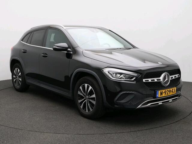 Mercedes-Benz GLA-KLASSE 180 Business Solution Ledkoplampen | Stoelverwarming | Parkeerpakket met achteruitrijcamera | Spiegelpakket. Inclusief 24 maanden Mercedes-Benz Certified garantie voor Europa.