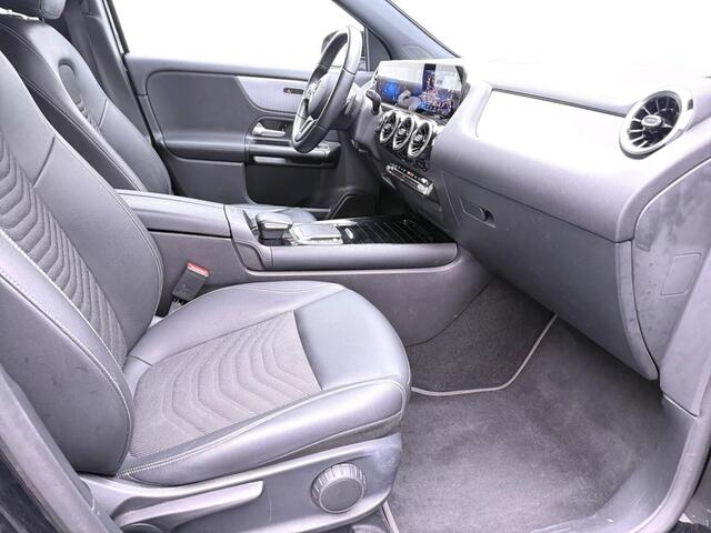 Mercedes-Benz GLA-KLASSE 180 Business Solution Ledkoplampen | Stoelverwarming | Parkeerpakket met achteruitrijcamera | Spiegelpakket. Inclusief 24 maanden Mercedes-Benz Certified garantie voor Europa.