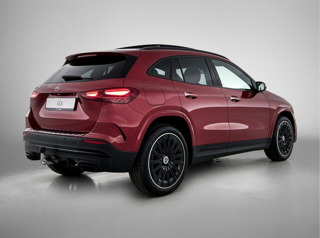 Mercedes-Benz GLA-KLASSE 250 e 140 Year Edition | Plus pakket | Nightpakket | Parkeerpakket | Trekhaak | Panoramaschuifdak | 20" multispaaks lichtmetalen velgen | Warmtewerend, donkergetint glas |