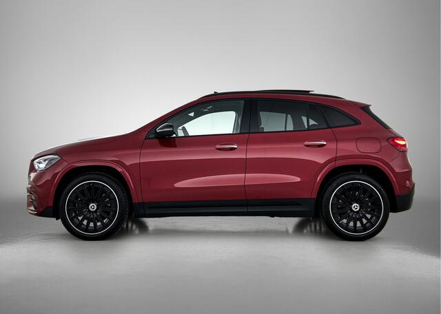 Mercedes-Benz GLA-KLASSE 250 e 140 Year Edition | Plus pakket | Nightpakket | Parkeerpakket | Trekhaak | Panoramaschuifdak | 20" multispaaks lichtmetalen velgen | Warmtewerend, donkergetint glas |