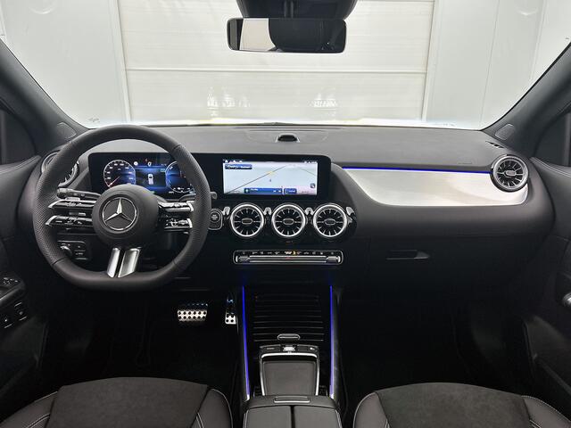 Mercedes-Benz GLA-KLASSE 250 e 140 Year Edition | Plus pakket | Nightpakket | Parkeerpakket | Trekhaak | Panoramaschuifdak | 20" multispaaks lichtmetalen velgen | Warmtewerend, donkergetint glas |