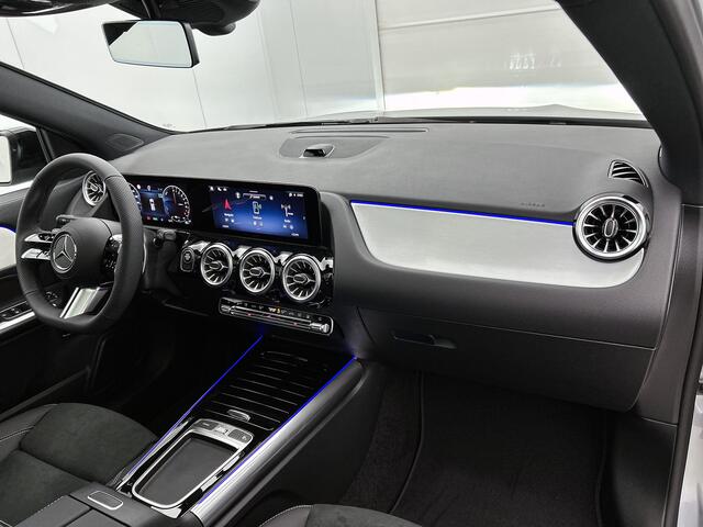 Mercedes-Benz GLA-KLASSE 250 e 140 Year Edition | Plus pakket | Nightpakket | Parkeerpakket | Trekhaak | Panoramaschuifdak | 20" tien-dubbelspaaks AMG velgen | Warmtewerend, donkergetint glas |