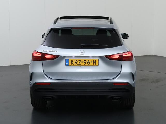 Mercedes-Benz GLA-KLASSE 250 e 140 Years Edition | AMG | Night | Panoramadak | Stoelverwarming | Sfeerverlichting | Achteruitrijcamera |