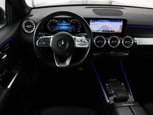 Mercedes-Benz GLB-Klasse 200 Premium Plus | AMG Line | Panoramadak | Leder | Stoelverwarming | Carplay | Camera | Trekhaak | Memory | Carbon | Full LED | Navigatie | Keyless