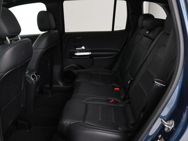 Mercedes-Benz GLB-Klasse 200 Premium Plus | AMG Line | Panoramadak | Leder | Stoelverwarming | Carplay | Camera | Trekhaak | Memory | Carbon | Full LED | Navigatie | Keyless