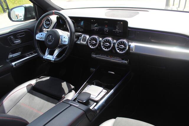 Mercedes-Benz GLB-Klasse AMG 35 4MATIC Premium Plus Panoramadak/Night pakket/Sfeerverlichting/Navigatie/Keyless/Cruise control/Climate control/Elektrisch verstelbare stoelen met memory/Stoelverwarming/Dodehoek detectie/Achteruitrijcamera/Parkeersensoren rondom/Elektrische achterk