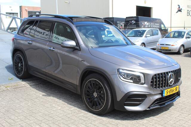 Mercedes-Benz GLB-Klasse AMG 35 4MATIC Premium Plus Panoramadak/Night pakket/Sfeerverlichting/Navigatie/Keyless/Cruise control/Climate control/Elektrisch verstelbare stoelen met memory/Stoelverwarming/Dodehoek detectie/Achteruitrijcamera/Parkeersensoren rondom/Elektrische achterk