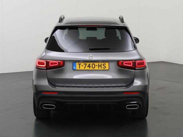 Mercedes-Benz GLB-Klasse 180 AMG Line | Night | Panoramadak | Adaptief demping onderstel | Sfeerverlichting | 360 graden camera