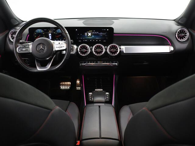 Mercedes-Benz GLB-Klasse 180 AMG Line | Night | Panoramadak | Adaptief demping onderstel | Sfeerverlichting | 360 graden camera